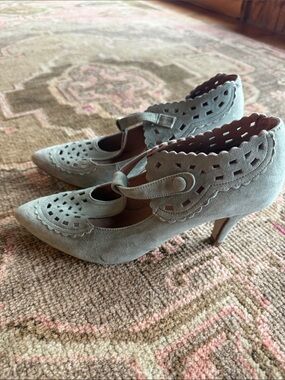 Scalloped Cutout Mary Jane Heels - Light Gray